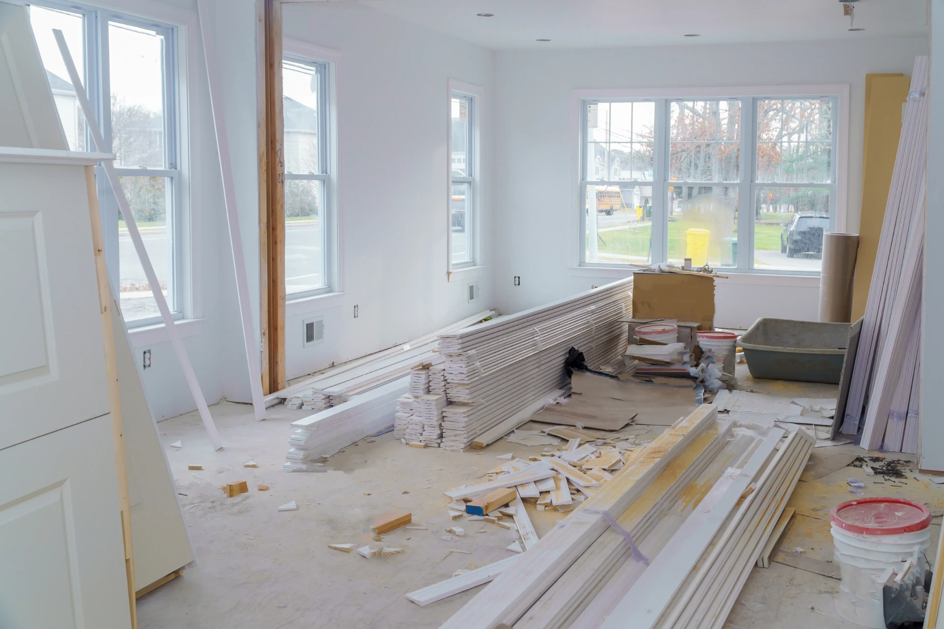 Rum under totalrenovering med nya lister och byggmaterial framme